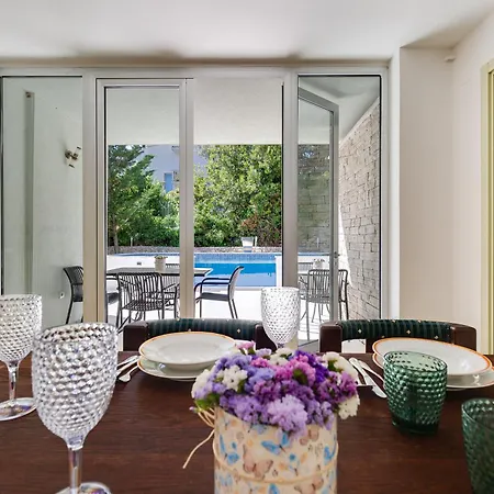 Hedonia With Heated Pool, Diklo