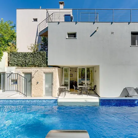 Hedonia With Heated Pool, Diklo Gasthuis Zadar