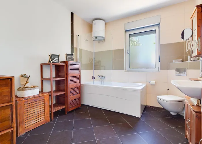 Hedonia With Heated Pool, Diklo