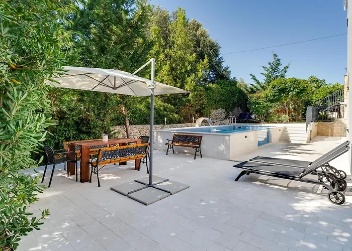 Hedonia With Heated Pool, Diklo Guest house