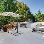 Hedonia With Heated Pool, Diklo Πανσιόν