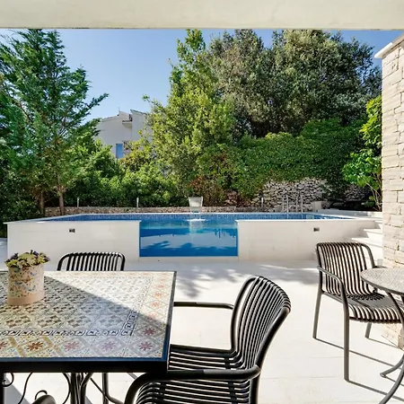 Hedonia With Heated Pool, Diklo 招待所 扎达尔