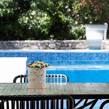 Hedonia With Heated Pool, Diklo Guest house