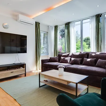 Hedonia With Heated Pool, Diklo 扎达尔