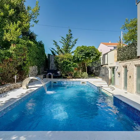 Hedonia With Heated Pool, Diklo Maison d'hôtes *