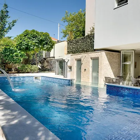 招待所 Hedonia With Heated Pool, Diklo 扎达尔