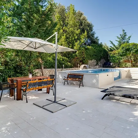 Hedonia With Heated Pool, Diklo Guest house