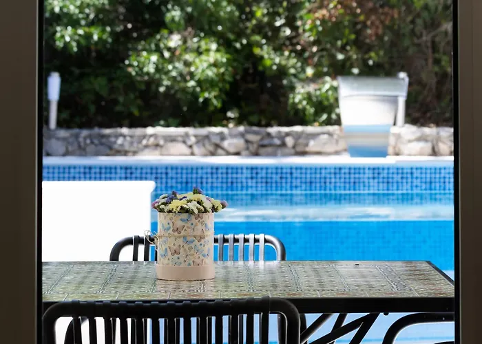 Hedonia With Heated Pool, Diklo Maison d'hôtes