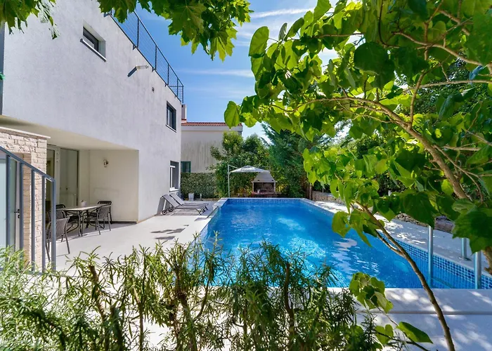 Hedonia With Heated Pool, Diklo *